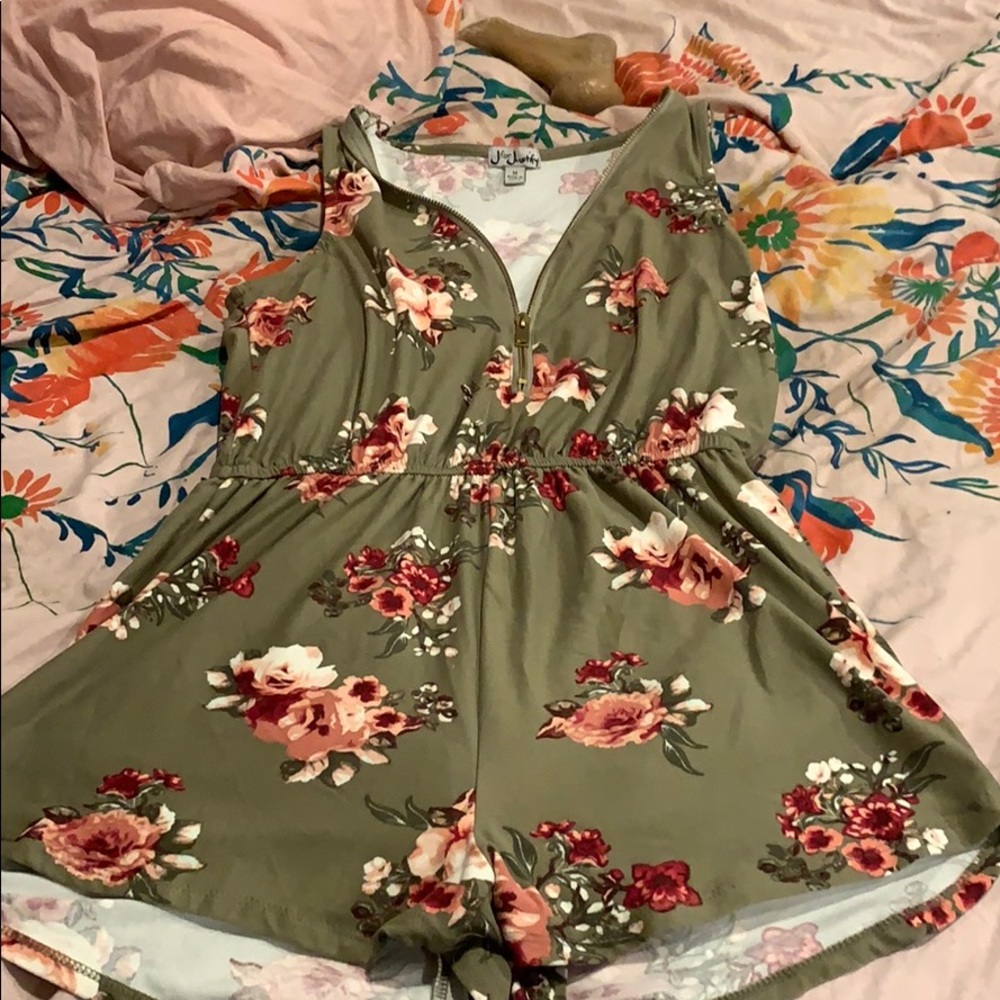 Zip up romper floral